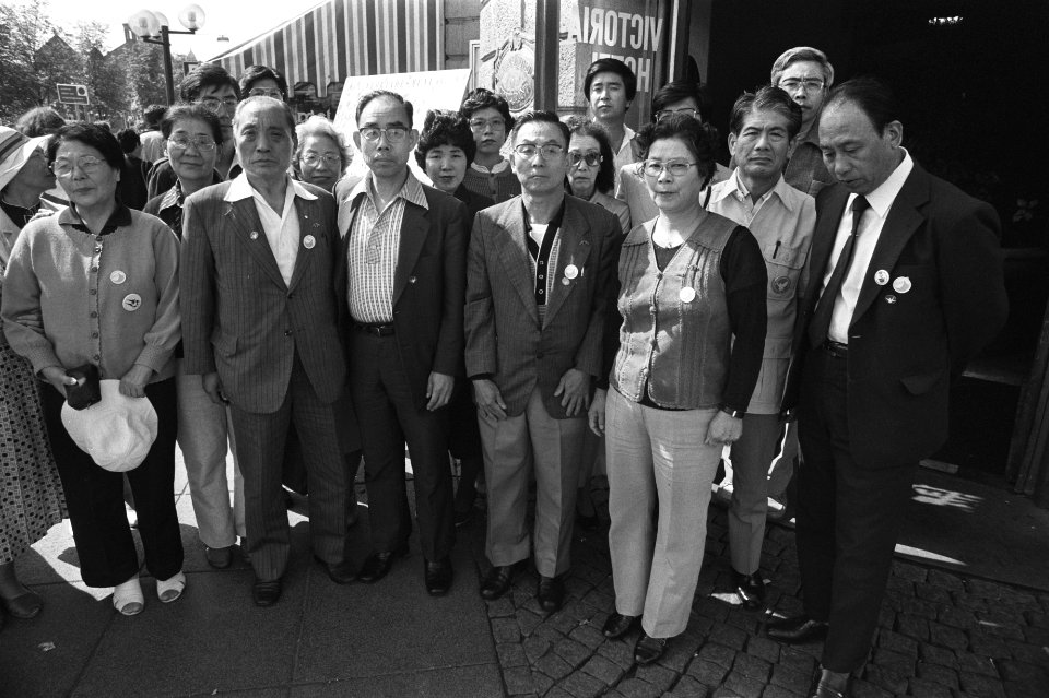 Groep overlevenden uit Hiroshima in Amsterdam de Japanners na aankomst in Amste, Bestanddeelnr 932-2931