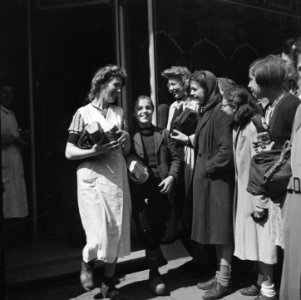 Het Amsterdamse publiek koopt gretig het nieuw aangekomen voedsel, Bestanddeelnr 900-3369