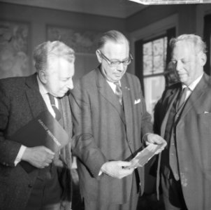 Het bestuur van de stichting, v.l.n.r. J.G. Wertheim, de oprichter, professor V…, Bestanddeelnr 918-4797