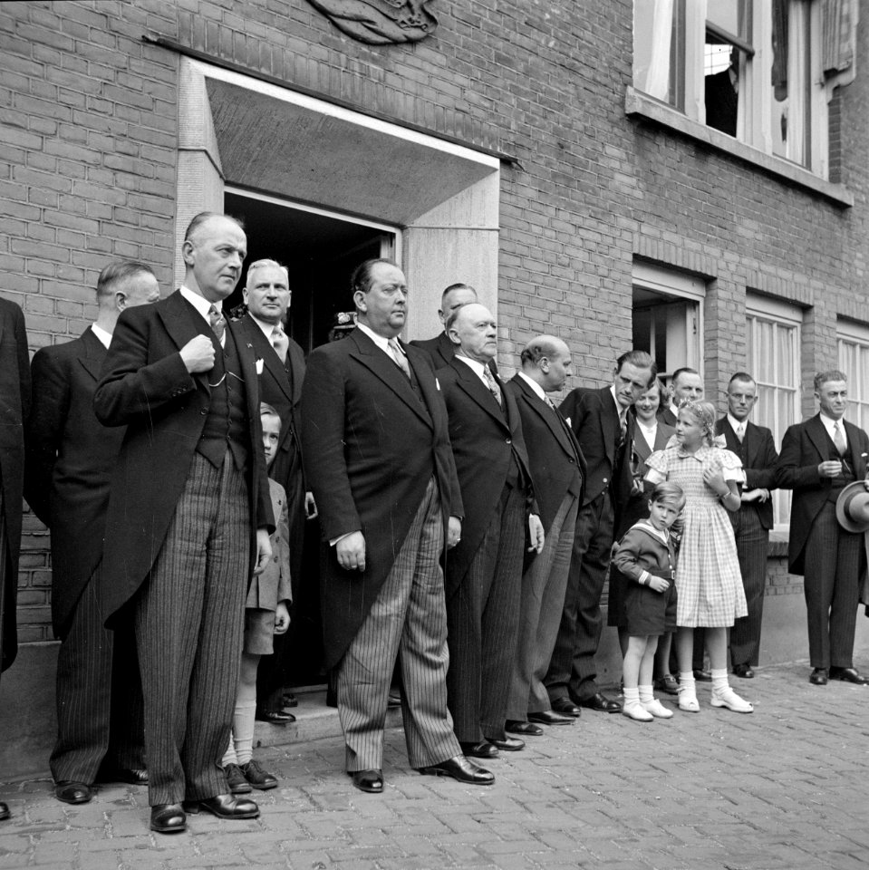 Groep mensen en kinderen, waaronder fabrieksdirecteuren Jan van Abbe (voorste ri, Bestanddeelnr 255-8440