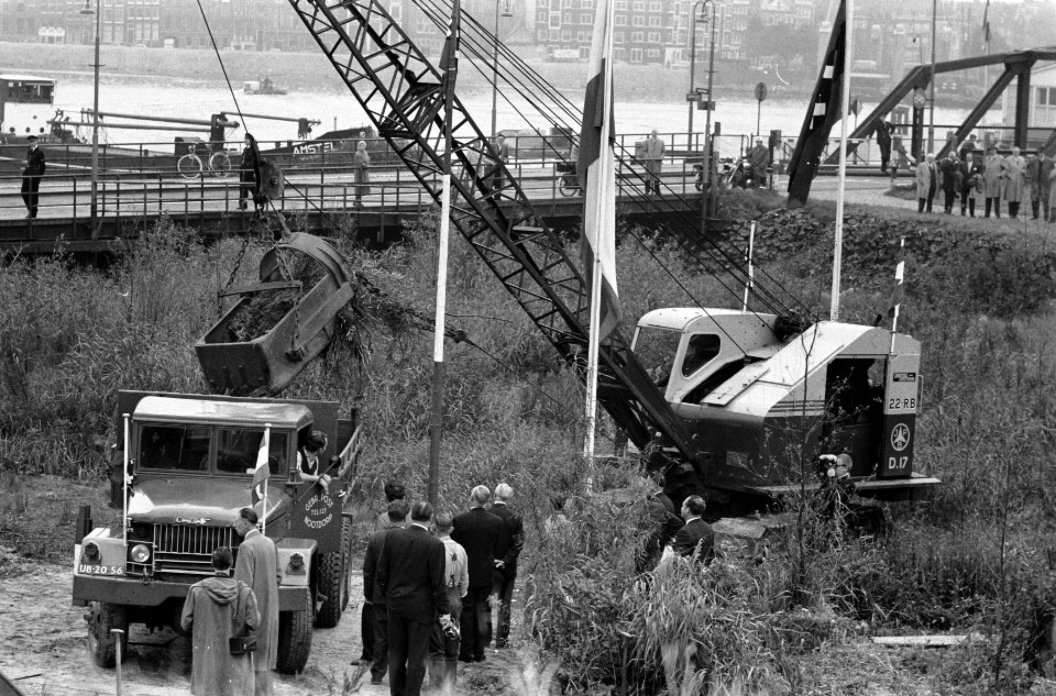 Hervatting IJ tunnelwerkzaamheden . Eerste hap gaat uit de grond, Bestanddeelnr 912-9977