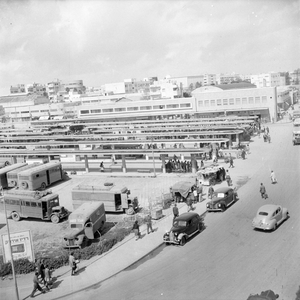 Het autobusstation van Tel Aviv met het gezicht op de perrons en de autobussen e, Bestanddeelnr 255-1275