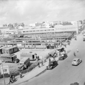 Het autobusstation van Tel Aviv met het gezicht op de perrons en de autobussen e, Bestanddeelnr 255-1275