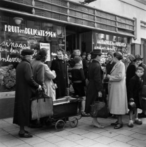 Het Amsterdamse publiek koopt gretig het nieuw aangekomen voedsel, Bestanddeelnr 900-3357