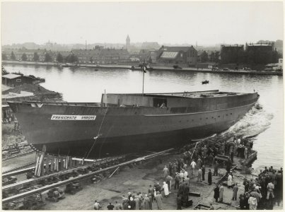 Het casco van de Presidente Vargas, een Baziliaanse order van de Haarlemse Scheepsbouwmij glijdt vanaf de helling het Spaarne in. NL-HlmNHA 54005651
