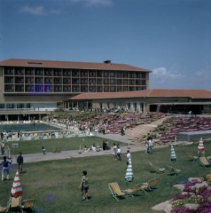 Herzlia Hotel Accaia gezicht op het hotel met het cafeterras en het openluchtz, Bestanddeelnr 255-9247