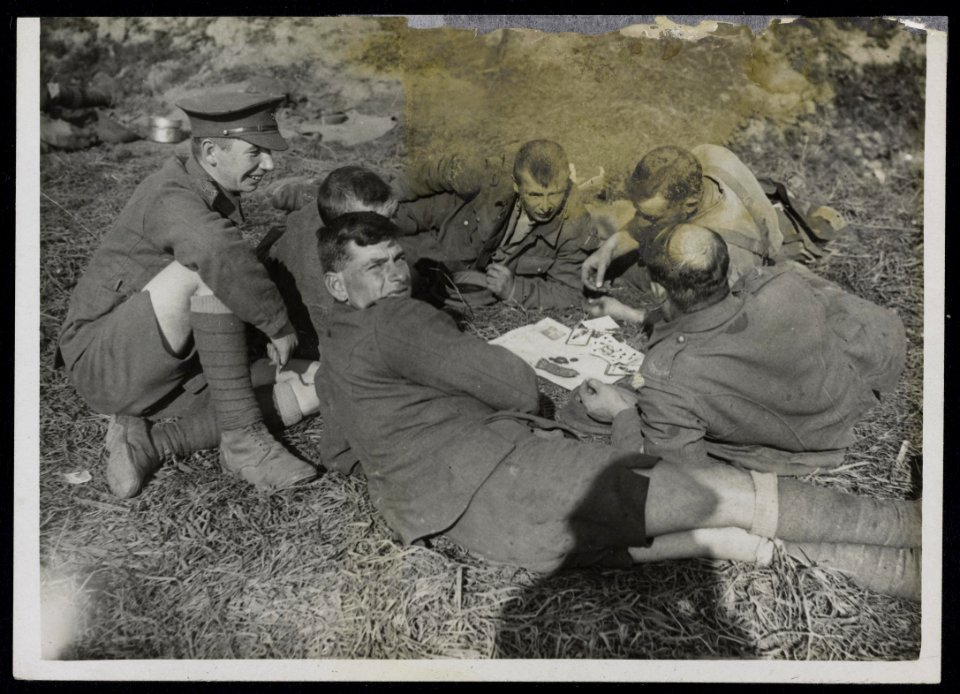 Het Britse Westelijk front. Britse soldaten leggen een kaartje, anderen zien toe, Bestanddeelnr 158-0825