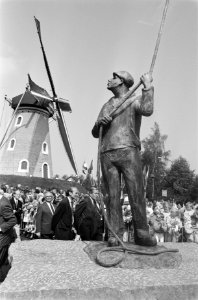 Het beeld met een molen op achtergrond, Bestanddeelnr 934-4523