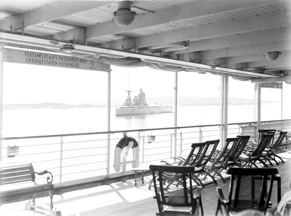 Het Britse slagschip Nelson gezien vanaf het dek in de wateren bij Oslo, Bestanddeelnr 189-0622