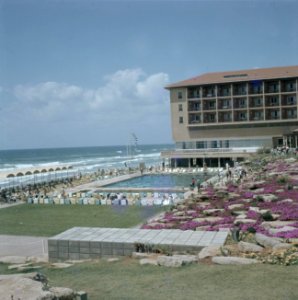Herzlia (Hertzlya) Geizcht op hotel Accadia met openluchtzwembad en de branding, Bestanddeelnr 255-9354