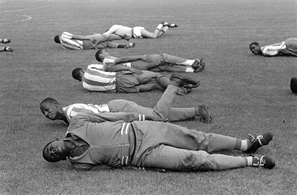 Het Antilliaanse elftal traint op het veld van het Olympisch Stadion, Bestanddeelnr 914-2607