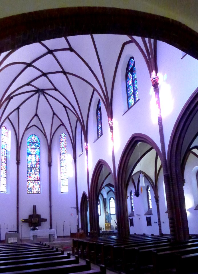 Herz-Jesu-Kirche (Berlin-Tegel) Mittelschiff mit Apsis und Seitenschiff mit Marienkapelle