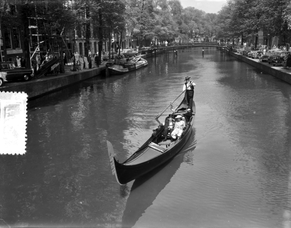 Het bruidspaar Maaskant wordt per gondel over de Amsterdamse grachten vervoerd, Bestanddeelnr 907-7634
