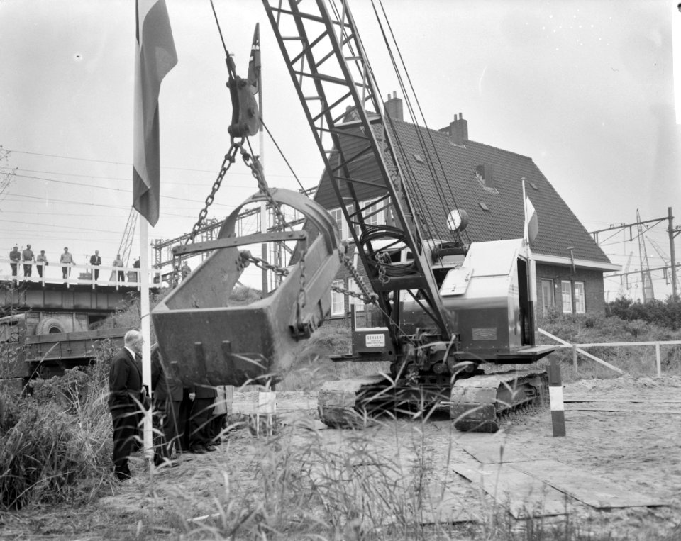 Hervatting IJ tunnelwerkzaamheden . Dragline, Bestanddeelnr 912-9970