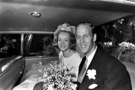 Het bruidspaar in de auto, Bestanddeelnr 919-0446