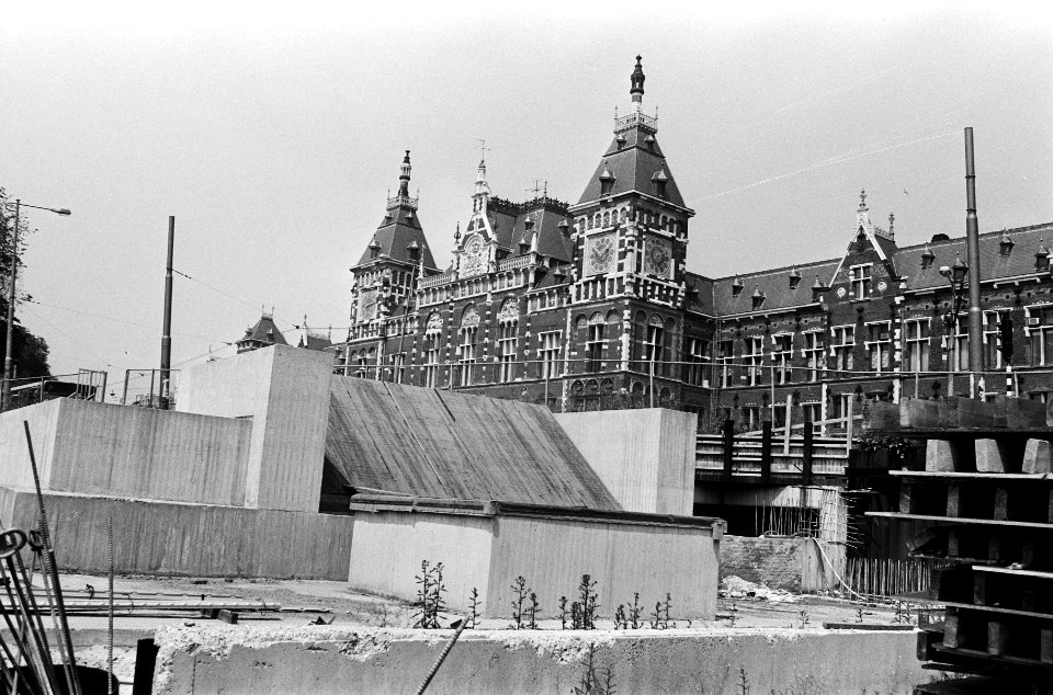 Het dak van de verbindingstunnel van het metrostation naar het Centraal Station, Bestanddeelnr 930-3250