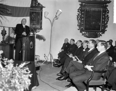 Het Deventer Landbouw Corps , dr S Mansholt het erelidmaatschap aangeboden, Pr, Bestanddeelnr 916-2660