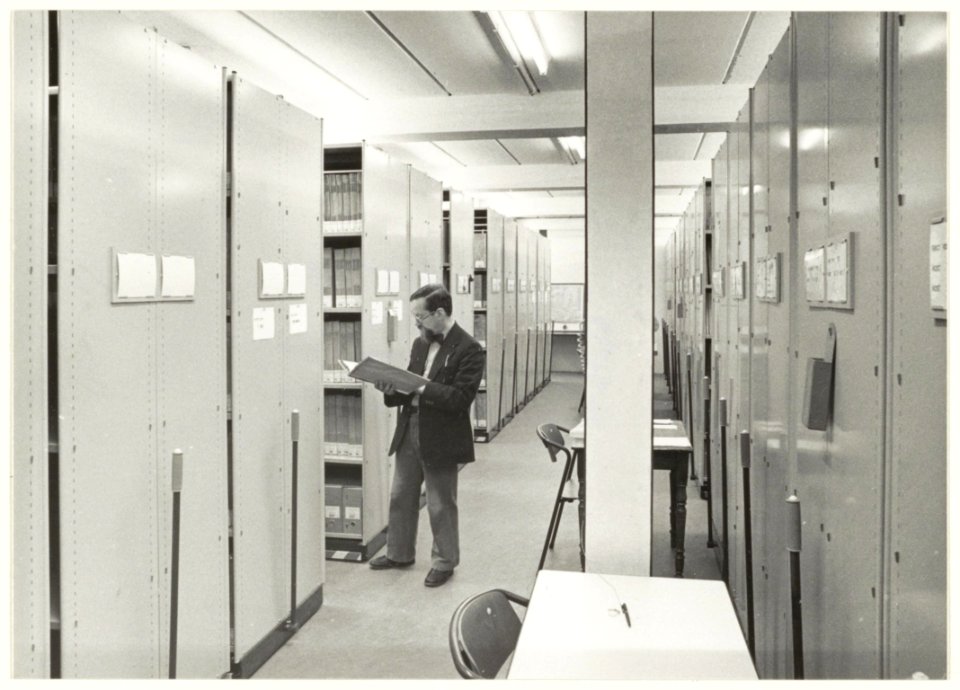 Het depot van het Gemeente-archief met archivaris J. Temminck. NL-HlmNHA 54016923