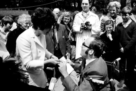 Het Dorp bij Arnhem geopend Mies Bouman deelt handtekening uit aan invaliden, Bestanddeelnr 923-5591