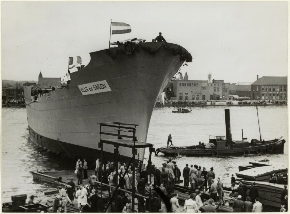 Het door de Haarlemse Scheepsbouwmij gebouwde schip Ville de Saigon bij de tewaterlating door Nam Phuong, keizerin van Vietnam. NL-HlmNHA 54005532
