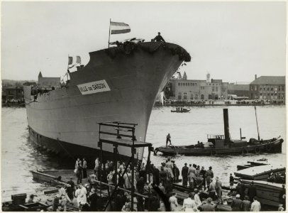 Het door de Haarlemse Scheepsbouwmij gebouwde schip Ville de Saigon bij de tewaterlating door Nam Phuong, keizerin van Vietnam. NL-HlmNHA 54005532