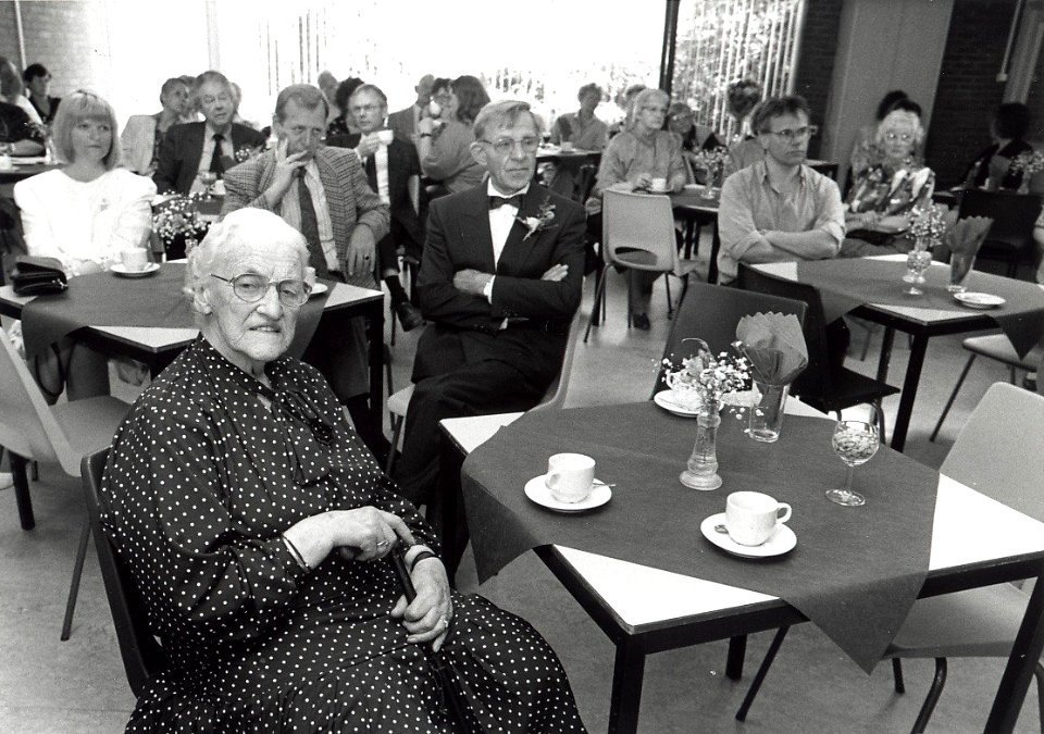 Het dienstencentrum in het Schoter Rechthuis. Aangekocht van United Photos de Boer bv. - Negatiefnummer 36369 k 25. - Gepubliceerd in het Haarlems Dagblad van 15.05.1992