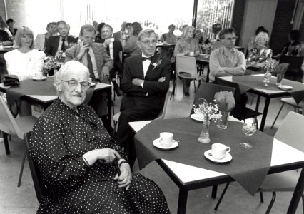Het dienstencentrum in het Schoter Rechthuis. Aangekocht van United Photos de Boer bv. - Negatiefnummer 36369 k 25. - Gepubliceerd in het Haarlems Dagblad van 15.05.1992