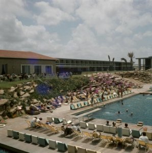 Herzlia Hotel Accadia gezicht op het openluchtzwembad met teras en een vleugel, Bestanddeelnr 255-9305