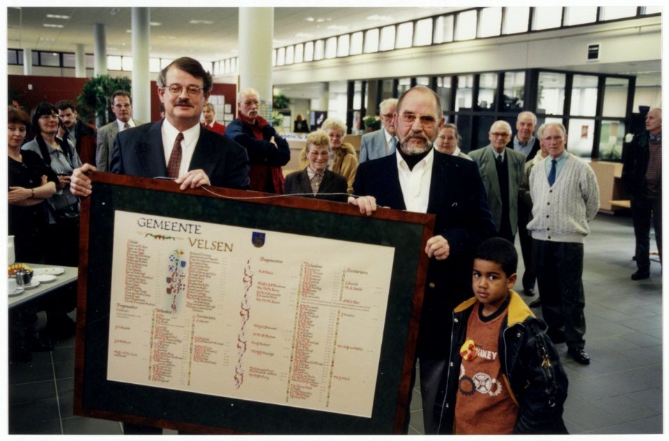 Het college-register, gemaakt door kalligraaf Simon Kansen (rechts op de foto). Het register is onderdeel van een expositie van de kunstenaar. Links op de foto wethouder Visser. NL-HlmNHA 54036429