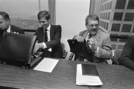 Hervatting overleg conflict stukgoedsector haven Rotterdam drs. D. Heemskerk (l), Bestanddeelnr 933-0870