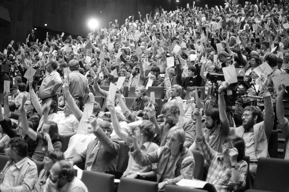 Het congres van de PvdA in den Haag tijdens de stemmingen over het regeerakkoord, Bestanddeelnr 931-6670