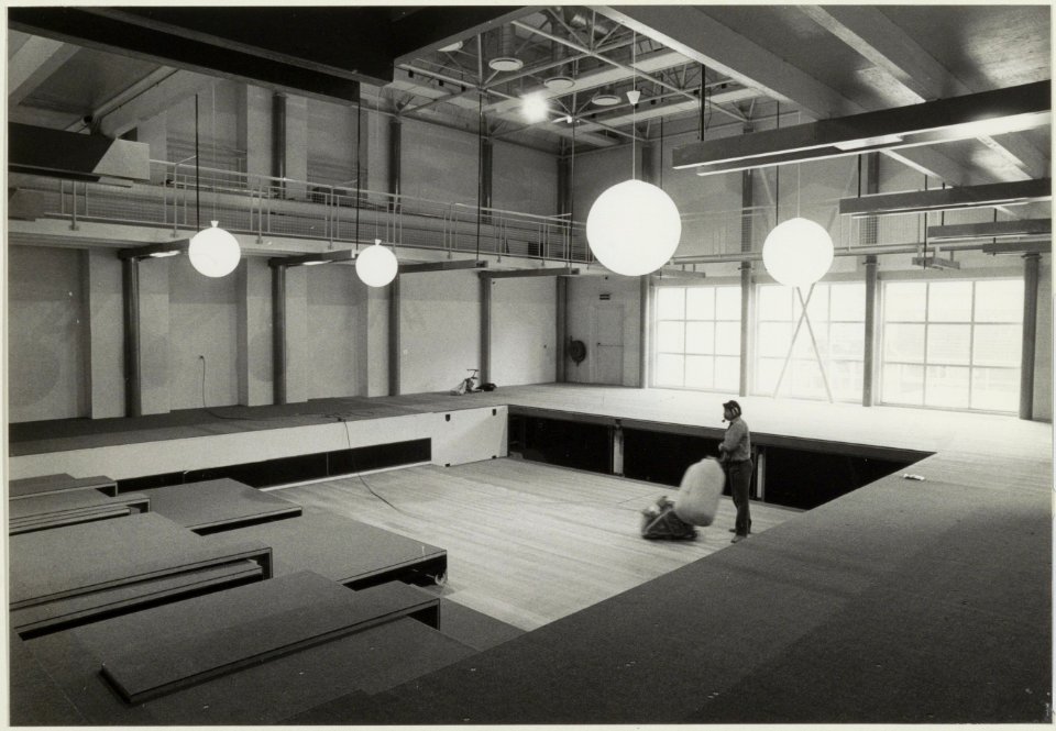 Het Concertgebouw wordt gereed gemaakt voor de heropening op 26 april 1986, NL-HlmNHA 54013313 02