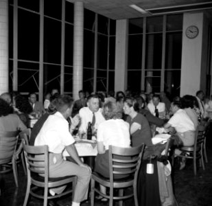 Het café in het stationsgebouw op vliegveld Hato op Curaçao, Bestanddeelnr 252-7701