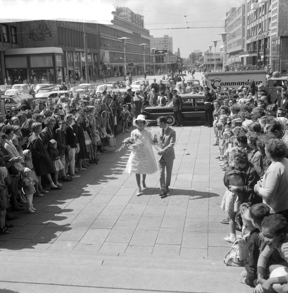 Het bruidspaar loopt onder grote belangstelling naar het stadhuis, Bestanddeelnr 912-7823