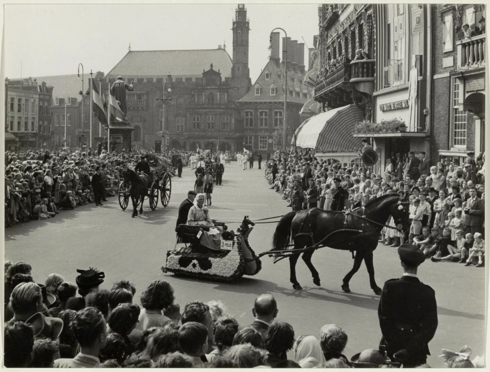 Het bloemencorso trekt onder grote belangstelling door de stad. NL-HlmNHA 54010454