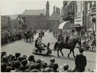 Het bloemencorso trekt onder grote belangstelling door de stad. NL-HlmNHA 54010454