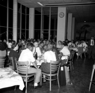 Het café in het stationsgebouw op vliegveld Hato op Curaçao, Bestanddeelnr 252-7702