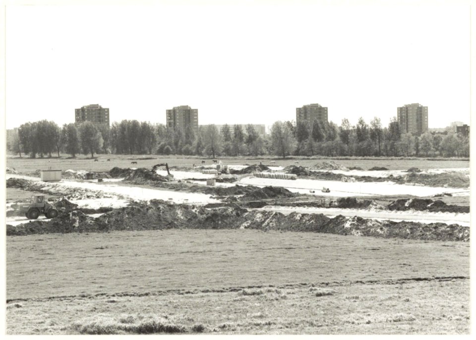 Het bouwrijp maken van de Zuiderpolder. Op de achtergrond flats aan de Leonhard Springerlaan (Parkwijk) en in de verte het Kennemer Gasthuis. NL-HlmNHA 54016894