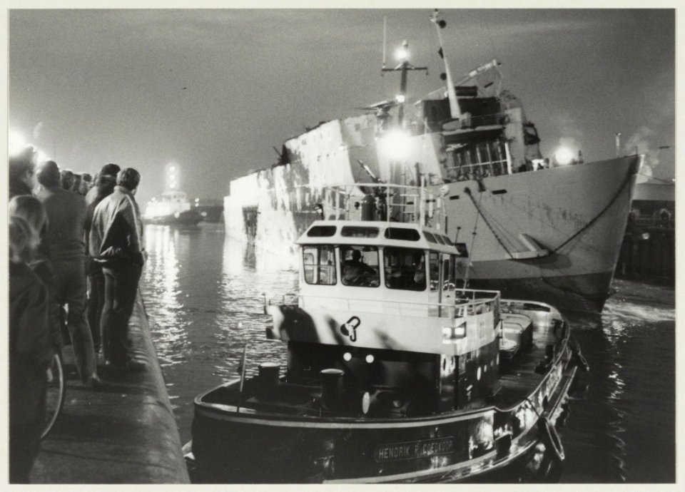 Het binnenslepen van het wrak van de European Gateway in de Noordersluis. De European Gateway was na een aanvaring gezonken voor de Engelse kust en geborgen door de fa. Wijsmuller. NL-HlmNHA 54013860