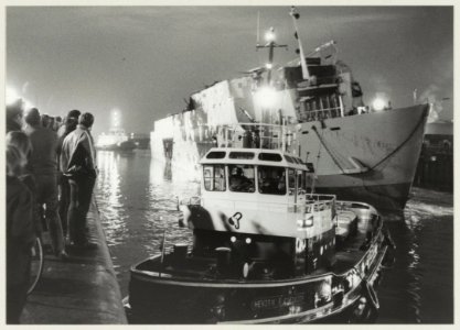 Het binnenslepen van het wrak van de European Gateway in de Noordersluis. De European Gateway was na een aanvaring gezonken voor de Engelse kust en geborgen door de fa. Wijsmuller. NL-HlmNHA 54013860