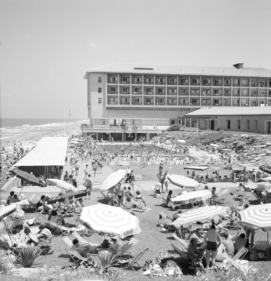 Herzliya bij Tel Aviv. Hotelcomplex aan zee met met zwembad en badgasten onder p, Bestanddeelnr 255-2902