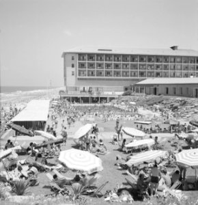 Herzliya bij Tel Aviv. Hotelcomplex aan zee met met zwembad en badgasten onder p, Bestanddeelnr 255-2902