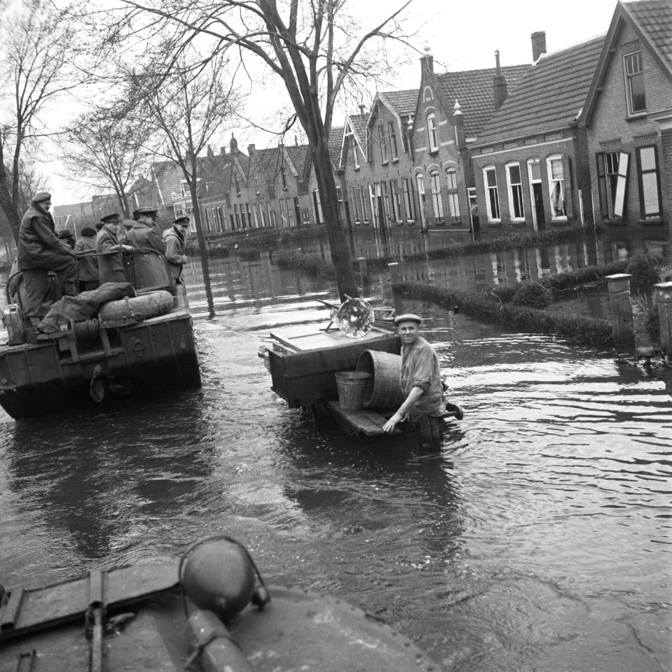 Het bezoek gaat per DUKW (amfibievoertuig), Bestanddeelnr 900-2360