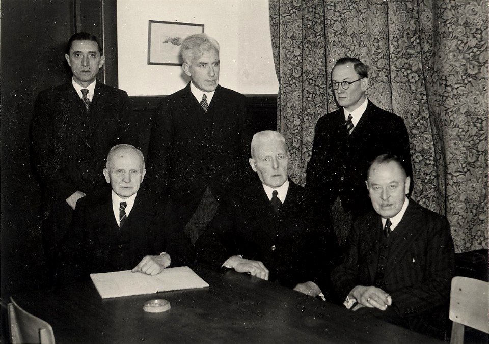 Het bestuur van de vereniging 'Weten en Werken' tijdens de herdenking van het 90-jarige bestaan
