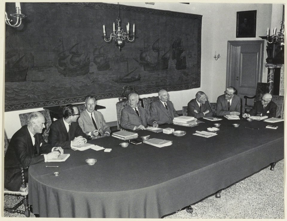 Het college van B & W. in de oude raadszaal, met v.l.n.r. wethouders D.A.J. Spek, P.W. Voskuilen, D.J.A. Geluk, burgemeester O.P.F.M. Cremers, Gem. Secr. B.J. Thijssen, wethouders W.F. Happé, NL-HlmNHA 54003680