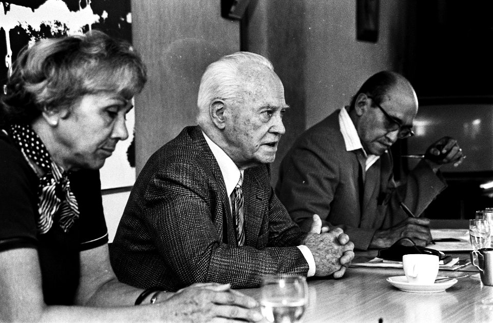 Het bestuur v.l.n.r. mevrouw Bonert Schroder , voorzitter ir. G. S. Vrijburg en, Bestanddeelnr 930-9442