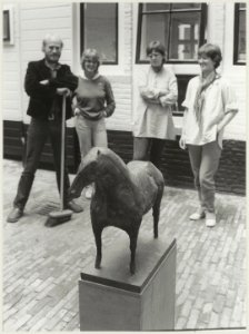 Het beeldje Paard van de Amsterdamse kunstenares Theresia van der Pant, geplaatst op het binnenterreintje van het informatiecentrum, Koningstraat 14., NL-HlmNHA 54012381