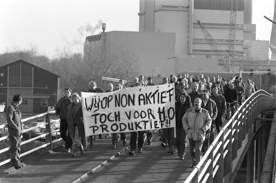 Het demonstrerende personeel is op weg naar het hoofdkantoor, Bestanddeelnr 934-3888
