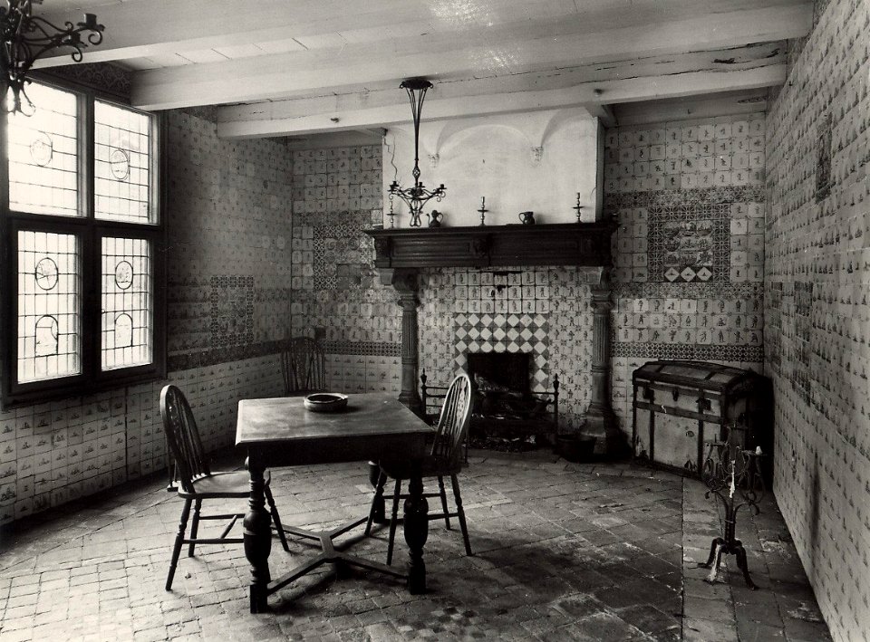 Het Comanshofje aan de Witte Herenstraat 32. In 1872 is het hofje gekocht door Dhr. Mr. A.J. Enschedé, die na de sloop van enige voormalige hofjeswoningen het opengevallen terrein bij zijn t, NL-HlmNHA 54005183