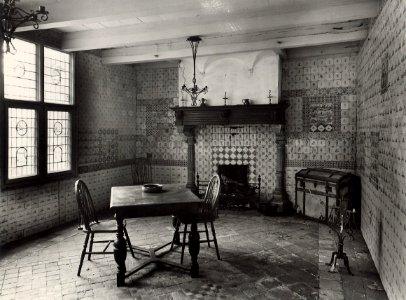 Het Comanshofje aan de Witte Herenstraat 32. In 1872 is het hofje gekocht door Dhr. Mr. A.J. Enschedé, die na de sloop van enige voormalige hofjeswoningen het opengevallen terrein bij zijn t, NL-HlmNHA 54005183